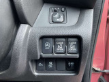 運転席のハンドル右奥側にまとめられたスイッチ群。一目で分かりやすく操作しやすいです。