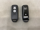 スマートキーを装備しています。鍵を差し込むことなくドアロックの開け閉めと、スタートボタン操作でのエンジンスタートができます。スペアキーも同じものを用意しております。