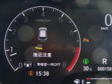 パーキングセンサーは、メーター内にも表示され、クルマ後方と斜め後ろにある障害物を音と表示でお知らせ♪