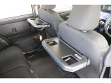 車内での休憩時などに軽食や飲み物を置けるシートバックテーブル。
