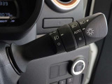 コンライト(オートライト)を装備してます。周囲の明るさによってヘッドライトの点灯・消灯を自動で切り替えます。