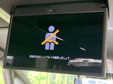 【13.2型有機ELフリップダウン】三列目からでも迫力のエンタメが観れる大画面フリップダウン。有機ELのモニターでは、一般的なフリップダウンよりも高コントラストでキレイな映像を楽しめます。