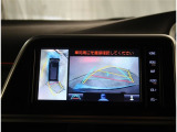 【パノラマモニター】に搭載した4つのカメラにより、車を真上から見ているような映像を表示。運転席から確認しにくい車両周囲の状況を把握できます。