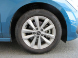 全車両に標準装備の純正アルミホイールは、純正ならではのバランスの良いデザインと、走行安定性をお楽しみ頂けます。