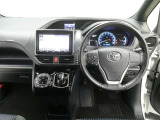 運転席からの視界はこんな感じです☆お気軽にご来店いただき、実際に座って是非お確かめください。ドライバーに寄り添う快適な操作フィールをもたらすステアリングです。