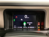 デジタル表示のスピードメーターとタコメーター、燃費やオドメーターなどの表示の他に、ホンダセンシング機能などの表示もできる多機能なマルチインフォメーション・ディスプレイです。