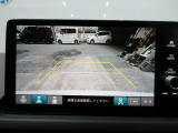 バックカメラの画像です。ガイドラインがスムースな車庫入れをサポートいたします。車庫入れの安心感がアップしますね。