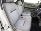 包み込むようなホールド感のあるシートでお車の操作性だけでなく、運転中の疲れも軽減!長時間の運転やお体をしっかりサポートします!