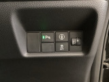 ハンドルの右側にはヘットライトリベライザーとHondaセンシング用のメインスイッチがついています。ヘッドライトリベライザーは道路状況や積荷の加重に応じてライトの高さを調節できます。