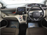 運転にかかわる様々な操作を安全に行えるように視点移動が少なく、操作性に配慮されたスイッチ類が凝縮されたコクピットです。
