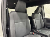 高いホールド性で運転姿勢が安定します。長距離ドライブでも疲れにくいのが魅力です。