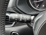 レバーをAUTOの位置にしているとき、レインセンサーが雨を感知すると、雨量に応じてワイパーが自動で作動してくれるオートワイパーを装備!設定変更で非作動にすると、間欠作動に固定されます。