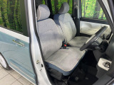 運転席まわりには十分なスペースがあり、大柄な方でもゆったり運転していただける環境です。