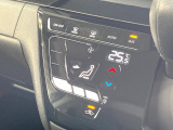 【オートエアコン】一度お好みの温度に設定すれば、車内の温度を検知し風量や温度を自動で調整。暑い&hellip;寒い&hellip;と何度もスイッチ操作をする必要はありません。快適な車内空間には必須の機能ですね♪