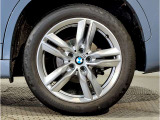 【BMWアロイホイル】軽量かつ強度に拘ったアロイホイル。走行性能ポテンシャルを引き出す設計。車の足元を引き締めてくれる大きなポイントはアロイホイルです。