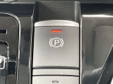 【電動パーキングブレーキ】ブレーキペダルを踏み込み、スイッチを引き上げると作動、押し下げると解除されます。