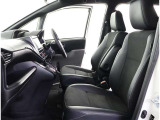 高いホールド性で運転姿勢が安定します。長距離ドライブでも疲れにくいのが魅力です。快適なドライビングライフをお送りください♪