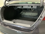 トランクスペースは、リアシートの背もたれを倒せば長モノを入れることも可能ですよ!