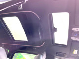【サンルーフ】開放感たっぷりの希少装備、サンルーフが装着されています!車内に明かりを取り入れたり景色を楽しむ以外にも、車内の空気も簡単に換気できて快適です!