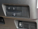 運転席の右側にはアイドリングストップ、ハンズフリーオートスライドドア等のスイッチがあります。