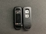 スマートキーを装備しています。鍵を差し込むことなくドアロックの開け閉めと、スタートボタン操作でのエンジンスタートができます。スペアキーも同じものを用意しております。