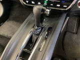 CVT車のセレクトレバーです。低速から高速まで、変速ショックのないスムーズな走りと、エンジン効率のよい領域を維持して燃費にも貢献します。