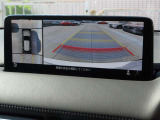 車両の前後左右にある4つのカメラを合成することで、まるでご自身のクルマを空から見ているような俯瞰での映像を映し出してくれます。バック時ももちろんのこと、前進時に視界の悪い交差点でも役に立ちますね。