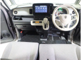 ナチュラルカラーと丸みのあるデザインと大きな窓の開放感が、居心地のいい運転空間を実現します。