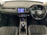 車内は光触媒抗菌消臭施工済です。スタイリッシュなデザインでスポーティなインパネ周りを演出します。グローブボックスやカップホルダーのほかにトレーなどたくさんの収納スペースが付いています。