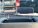 運転に必要な情報を目の前に映し出す、ヘッドアップディスプレイ。ドライバーの視線移動や焦点の調節を減らし、安全運転に貢献します。