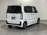 プライバシーガラスが装備されています。外を見るときには気にならずに、後方車両からは車内が見えにくい設計になっております。