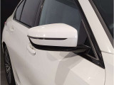 【BMWミラー】視認性の高いスタイリッシュなミラー。自動防眩機能も付いており夜間のドライビングをサポートします。