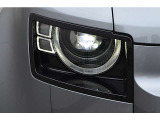 LEDシグネイチャーライト付きLEDヘッドライトが装着されて夜間走行が楽に運転が出来ます。