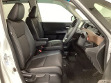 女性でも運転がしやすいように、シートの高さ調整機能(シートリフター)がついています。広い足元にゆったり座れるシートには肘掛も装備しており長距離の運転でも疲れにくいシートです。
