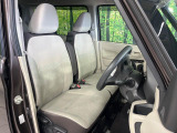 運転席まわりには十分なスペースがあり、大柄な方でもゆったり運転していただける環境です。