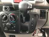 コラムシフトですので足元ひろびろ。運転しやすいですよ。