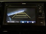 バックガイドモニター付き。車両後方の映像をナビ画面に表示し、駐車などの後退操作をサポートします。