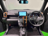 オレンジの差し色&カモフラージュ柄のシートが気分を高める運転席に加えてUV&IRカット機能付きフロントガラスの面積や位置取りが良く、高いアイポイントで前方・右前・左前方向の見通しがいいですよ!