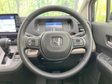 インテリアに合わせたデザインのステアリングは、運転される方のことも考え、運転しやすい形状、大きさです。是非一度、実際に触ってお確かめください。