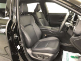 乗員を包み込むような造形と圧迫感を感じにくい水平な見晴らしで運転に集中できる空間の運転席!リフトアップしたことで、ヒップポイントが高くなり、乗降車もしやすくなっています!