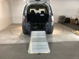 軽量アルミ製スロープを引き出して電動ウインチで車いすに座ったまま乗車できます。簡単操作のリモコン付きです。