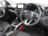 運転席からの視界の良さに配慮したインストルメントパネルに加え、運転席側に向けて配置された操作パネル類、左手を伸ばした自然な位置に配置したシフトレバーなど、運転に集中できるドライバーズ空間です。
