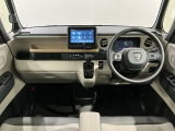 使いやすいレイアウトのダッシュボード周辺です。オートエアコンや小物入れなど嬉しい装備が満載です。