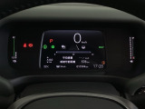デジタル表示のスピードメーターと安全支援情報、燃費やオドメーターなどの表示の他に、ホンダセンシング機能などの表示もできる多機能なマルチインフォメーション・ディスプレイです。