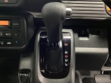 CVT車のセレクトレバーです。低速から高速まで、変速ショックのないスムーズな走りを実現するとともに、エンジン効率のよい領域を維持することで燃費にも貢献します。