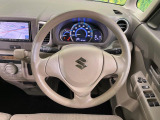 インテリアに合わせたデザインのステアリングは、運転される方のことも考え、運転しやすい形状、大きさです。是非一度、実際に触ってお確かめください。