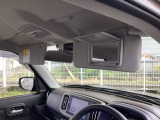運転席サンバイザーには、身だしなみを整える際に便利なバニティミラーが付いています。