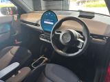 丸を基調とした個性的なインテリア。MINIならではの拘りポイントです!運転が楽しくなるインテリアです!