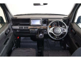 操作性に優れた運転席となります!小物入れや各ボタンの配置にこだわり、使いやすいです!座り心地もよく視認性も良好なのでロングドライブもお任せ下さい!