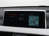 【純正ナビゲーション】BMWのナビゲーションは操作性も良く、詳細な地図情報と交通状況を見やすく表示し、快適なドライビングをサポートしながら目的地までナビゲートします。